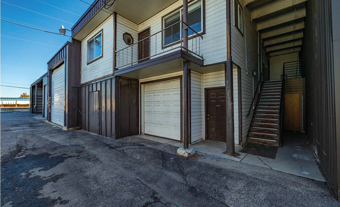 8624 W. Franklin Rd. exterior with grade doors