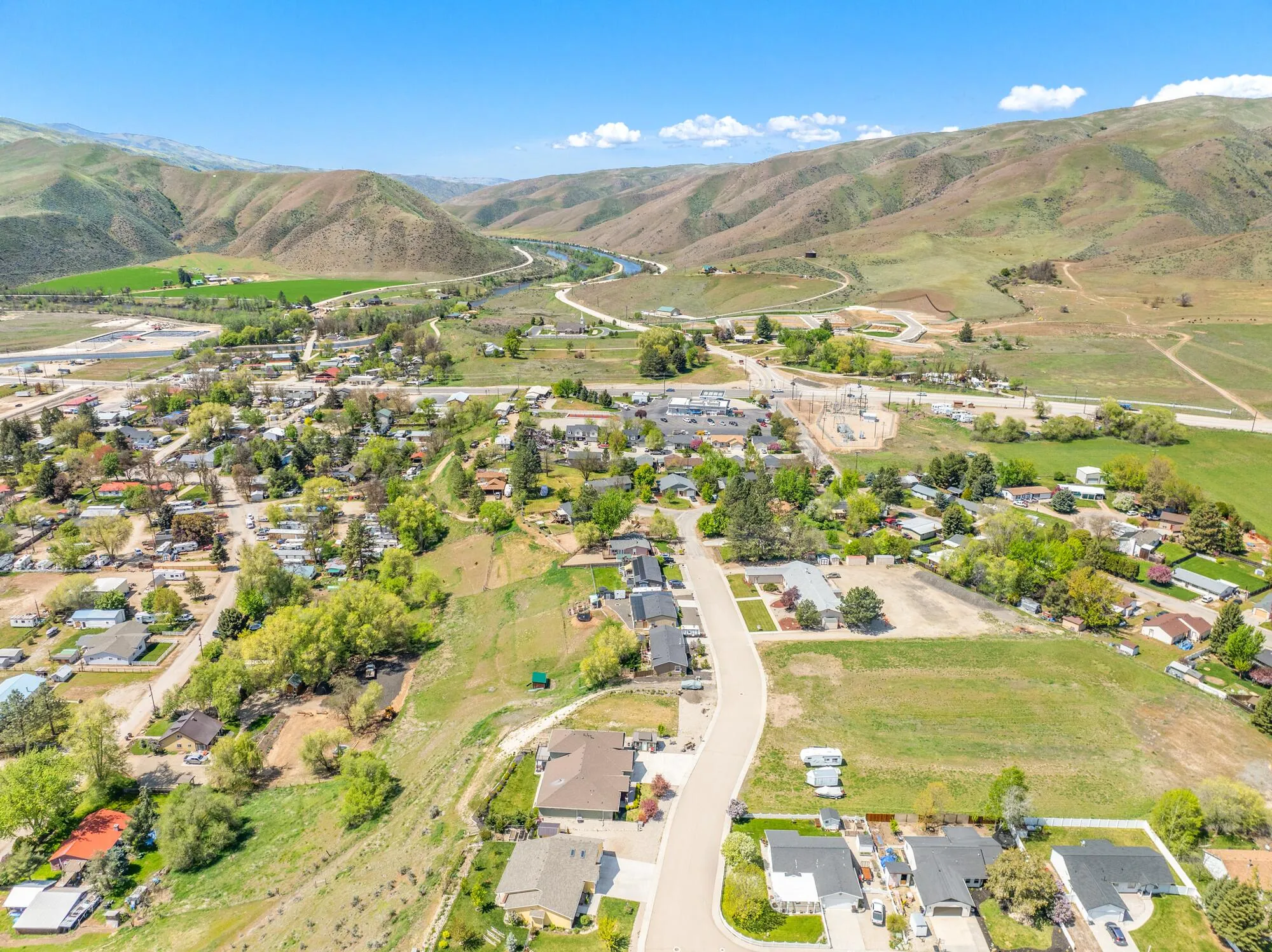 Considering Horseshoe Bend: A Scenic Escape with Small-Town Spirit