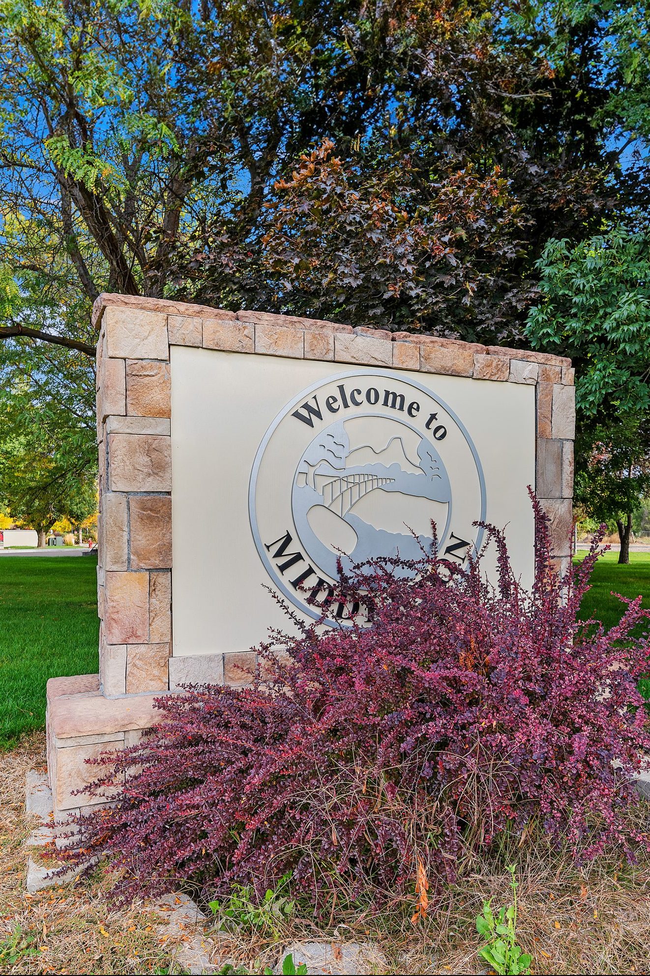 Welcome to Middleton sign with foliage around and mature trees in the background
