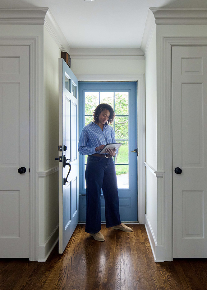 Womaan in doorwayjpg